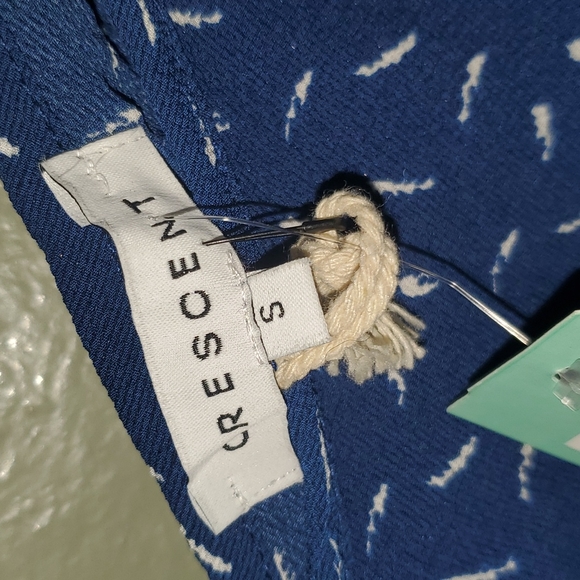 Crescent strappy cold shoulder top, feather print. - Picture 3 of 4